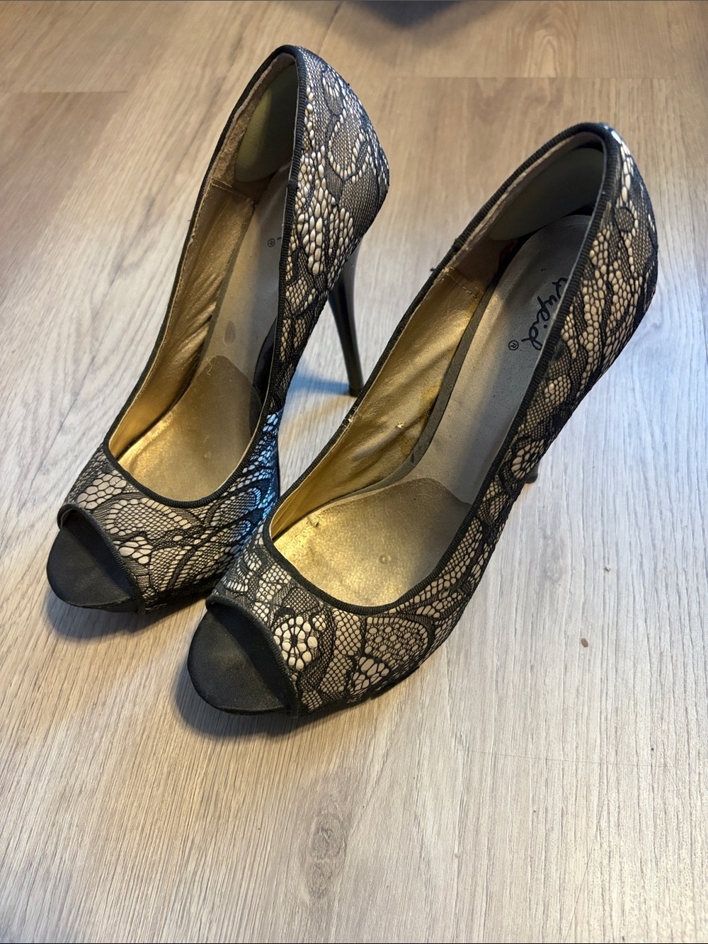 Qupid Women's Black Lace 8 Peep-Toe Pumps guc
